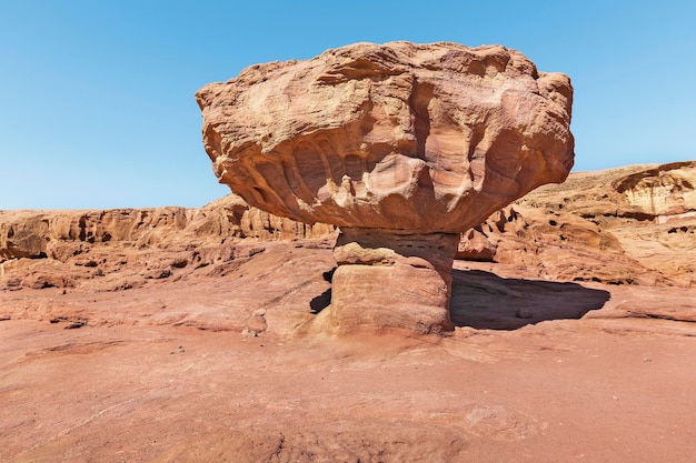 Mont en forme de champignon dans le parc de Timna