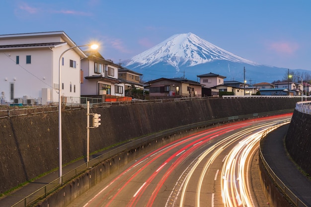 Le mont Fuji au Japon au-dessus des quartiers et des autoroutes