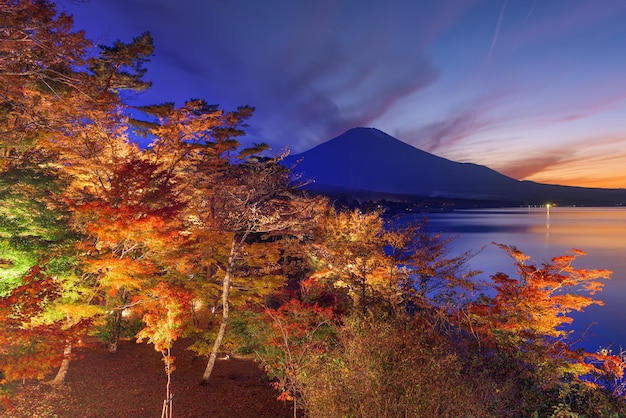 Le mont Fuji au Japon depuis le lac Yamanaka en automne