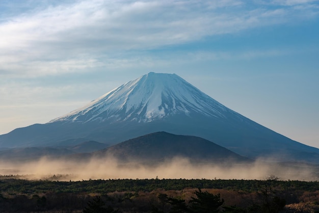 Mont Fuji avec du sable fin naturel volant dans les airs