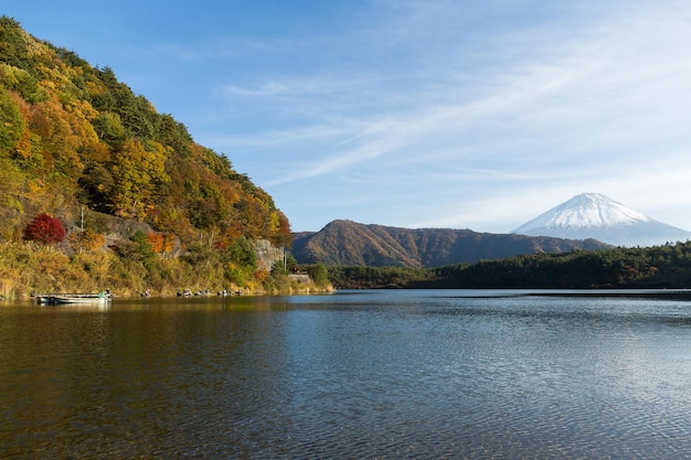 Mont Fuji et lac à l'automne