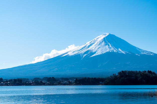 Mont Fuji avec lac Kawaguchiko et ciel bleu