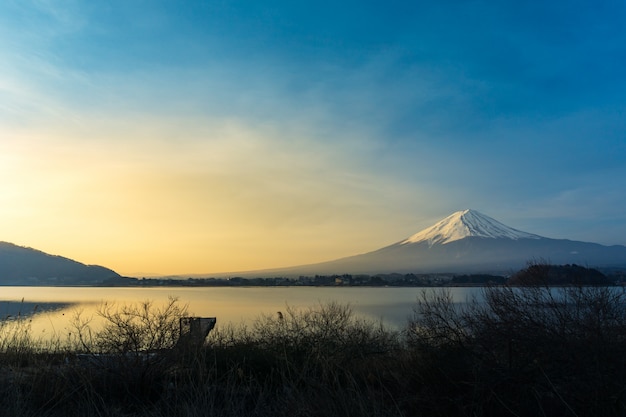 Mont Fuji san au lac Kawaguchiko au Japon, lever du soleil