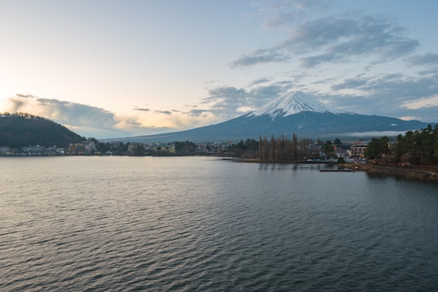 Mont Fujisan avec vue sur le lac Kawagushiko au Japon.