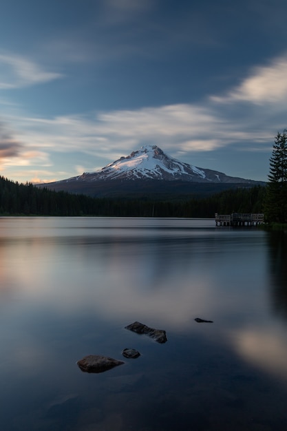 Photo mont hood au lac trilliuam à portland, oregon