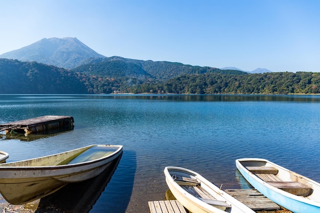 Mont Kirishima et lac avec bateau