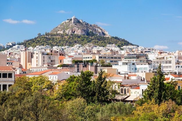 Mont Lycabette, également connu sous le nom de Lykabettos, Lycabettos ou Lykavittos. C'est une colline calcaire du Crétacé à Athènes, en Grèce.