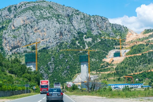 MONTÉNÉGRO. Les travailleurs sont engagés dans la construction de supports en fer-béton.