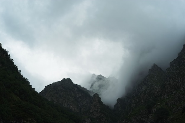 Mont pic dans un nuage