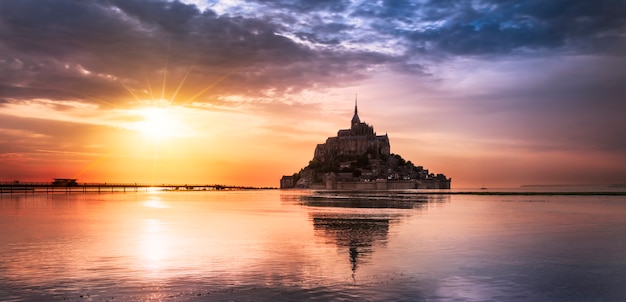 Mont Saint Michel au coucher du soleil, France