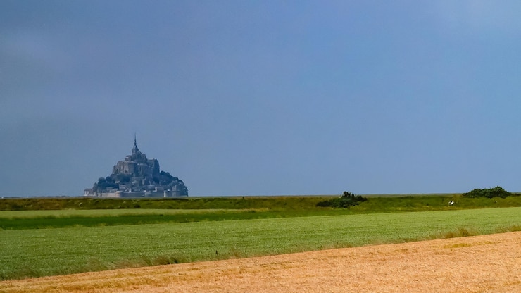 Photo mont saint-michel debout sur les champs sauvages