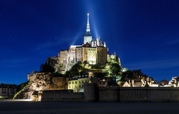 Photo mont saint michel la nuit, site du patrimoine mondial de l'unesco en france. abbaye, vue panoramique. la normandie