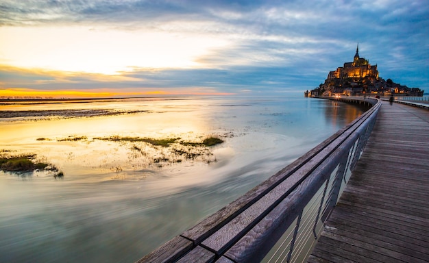 Photo le mont saintmichel et le pont sur l'eau en normandie france