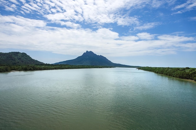 Mont Santubong le plus haut sommet du Sarawak en Malaisie