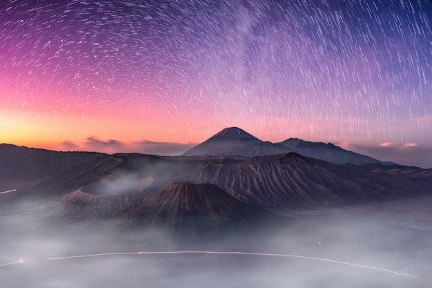 Mont volcan actif, Batok, Bromo, Semeru avec étoiles et brouillard à l&#39;aube