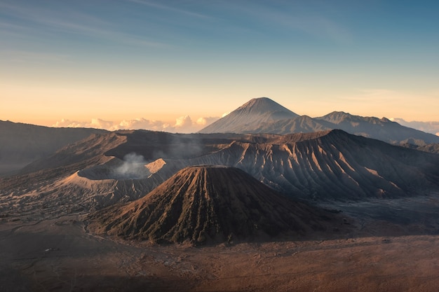 Mont volcan actif, Kawah Bromo, Gunung Batok au lever du soleil