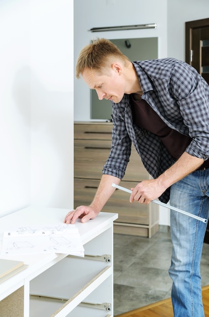 Montage de la commode à la recherche d'une instruction pour l'assemblage des meubles