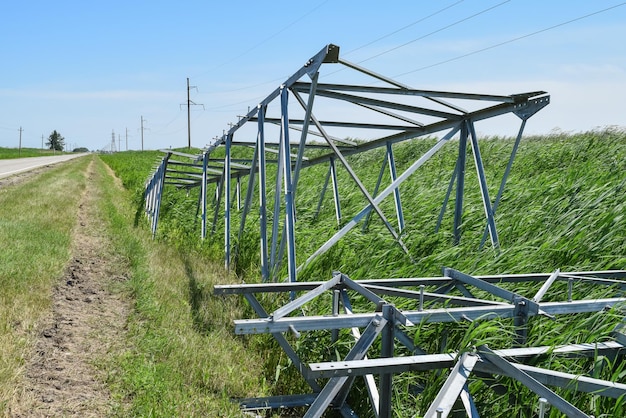 Montage et installation d'un nouveau support d'une ligne électrique