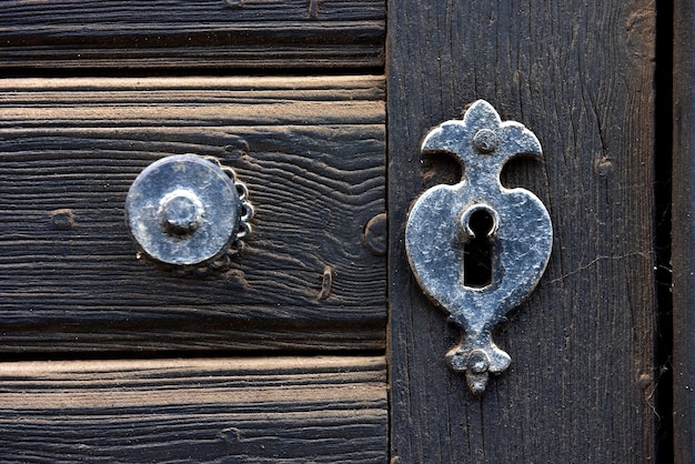 Photo montage de porte vintage et trou de serrure de porte antique en bois