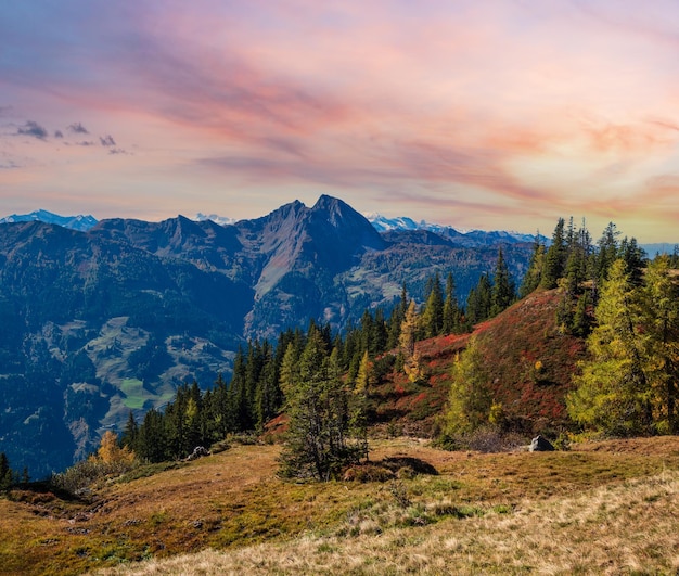 Montagne des Alpes d'automne paisible vue ensoleillée depuis le chemin de randonnée de Dorfgastein aux lacs de Paarsee Land Salzbourg Autriche