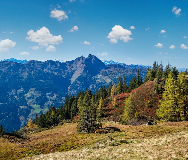 Montagne des Alpes d'automne paisible vue ensoleillée depuis le chemin de randonnée de Dorfgastein aux lacs de Paarsee Land Salzbourg Autriche