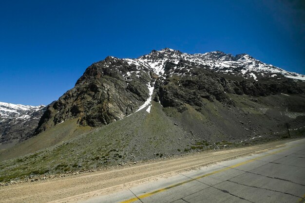 montagne des Andes en été avec peu de neige