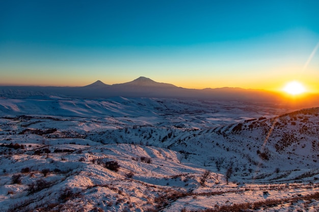 Montagne d'Ararat avec paysage enneigé au coucher du soleil