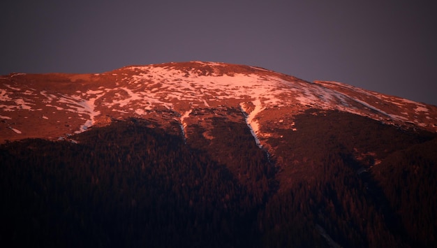 Photo montagne au coucher du soleil