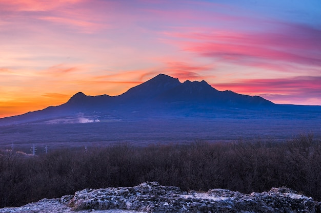 Montagne Beshtau au printemps à Piatigorsk, Russie.