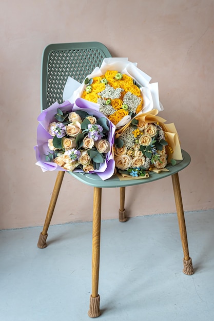 une montagne de bouquets repose sur une chaise