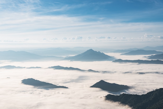 montagne et brume ciel bleu le matin