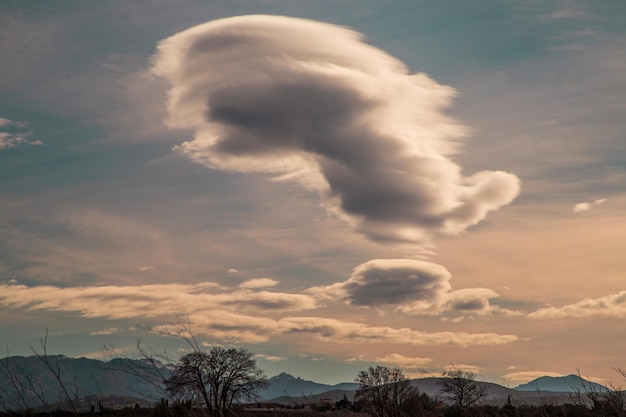 Photo la montagne canigou contre un ciel nuageux au coucher du soleil