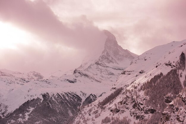 montagne cervin zermatt suisse avec de la neige fraîche par une belle journée d'hiver