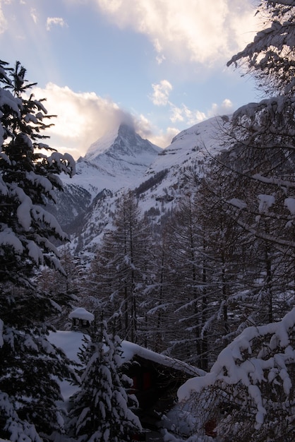 montagne cervin zermatt suisse avec de la neige fraîche par une belle journée d'hiver