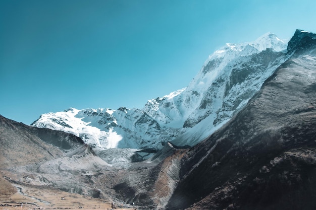 Montagne Chulu dans le village de Samdo de la région du Manaslu située au Népal et au Tibet