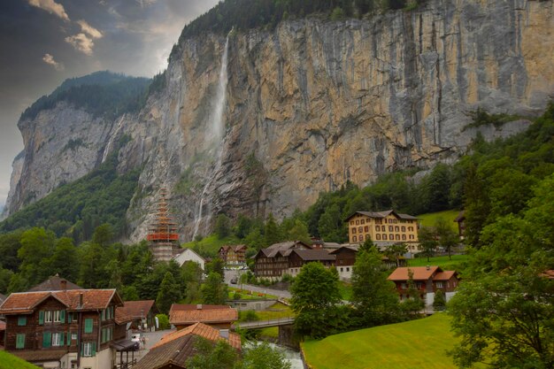 Photo une montagne avec une chute d'eau en arrière-plan et une montagne à l'arrière-plan