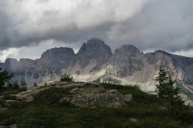 Une montagne avec le ciel en arrière-plan