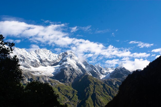 Photo une montagne avec un ciel bleu et des nuages en arrière-plan