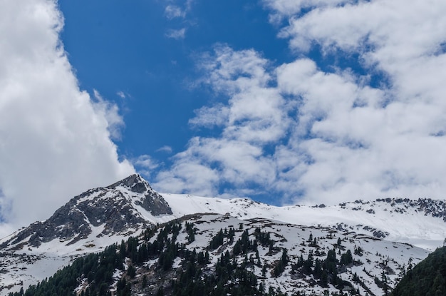 Montagne et ciel bleu avec des nuages