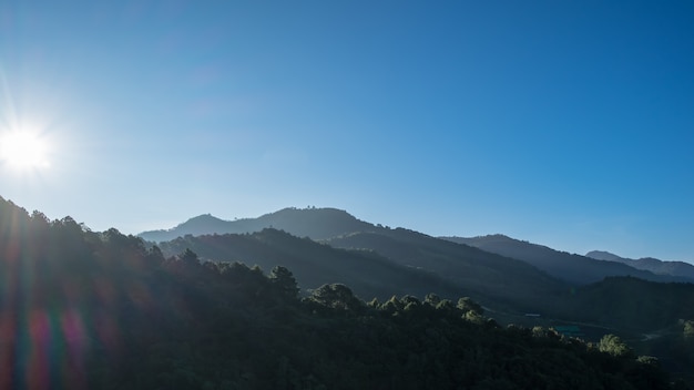 montagne et ciel bleu