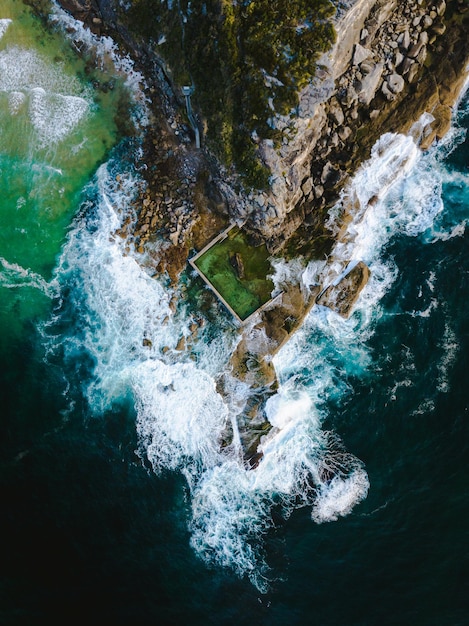 Photo la montagne contre la mer