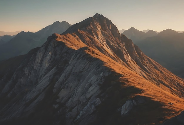 une montagne avec un coucher de soleil en arrière-plan