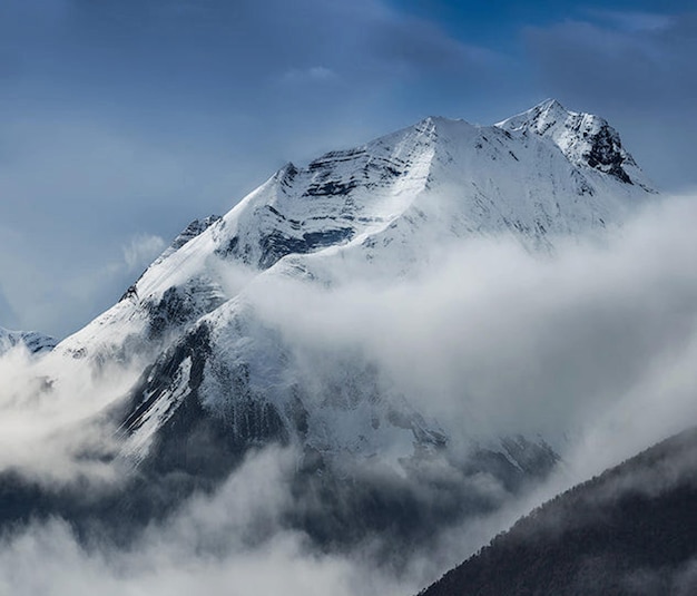 Une montagne couverte de neige contre le ciel