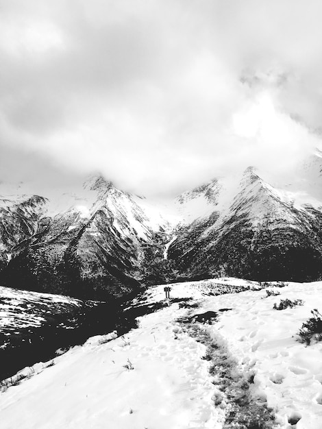 Photo une montagne couverte de neige contre le ciel