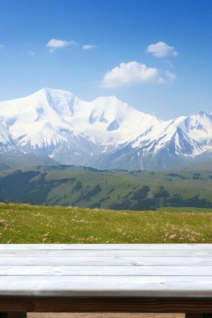 une montagne couverte de neige avec une personne sur une planche à neige devant elle