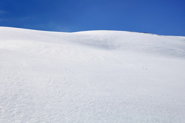 Montagne couverte de neige sous le ciel bleu