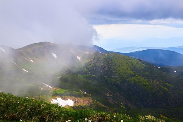 La montagne dans le nuage et le brouillard