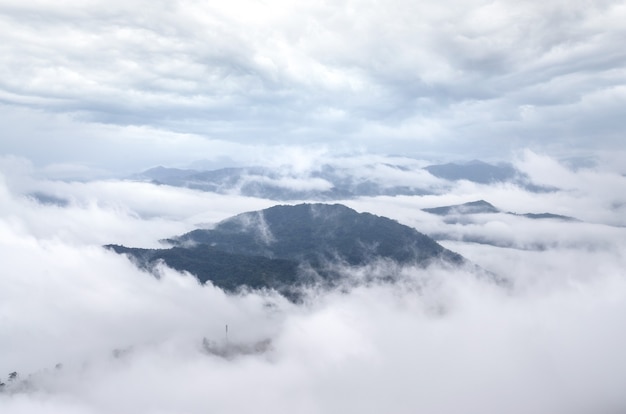 Montagne dans les nuages. Matin brumeux dans les montagnes de la Thaïlande.