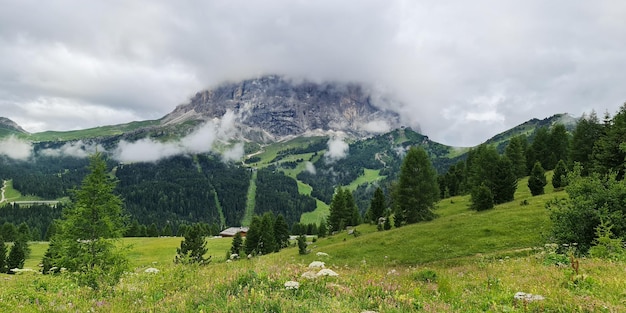 Une montagne dans les nuages