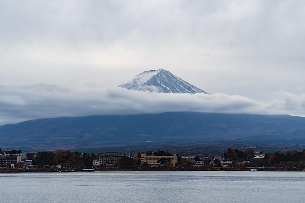 Montagne du mont Fuji avec le nuageux